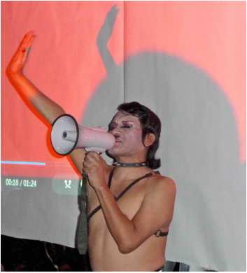 Descripción: Macintosh HD:Users:crissthian:Google Drive:Crónicas de la Diversidad:Festival Pornifero:Foto festival Pornifero performance Frau Diamanda.jpg