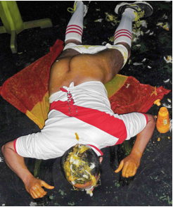 Descripción: Macintosh HD:Users:crissthian:Google Drive:Crónicas de la Diversidad:Festival Pornifero:Foto festival Pornifero performance Javier Vargas.jpg